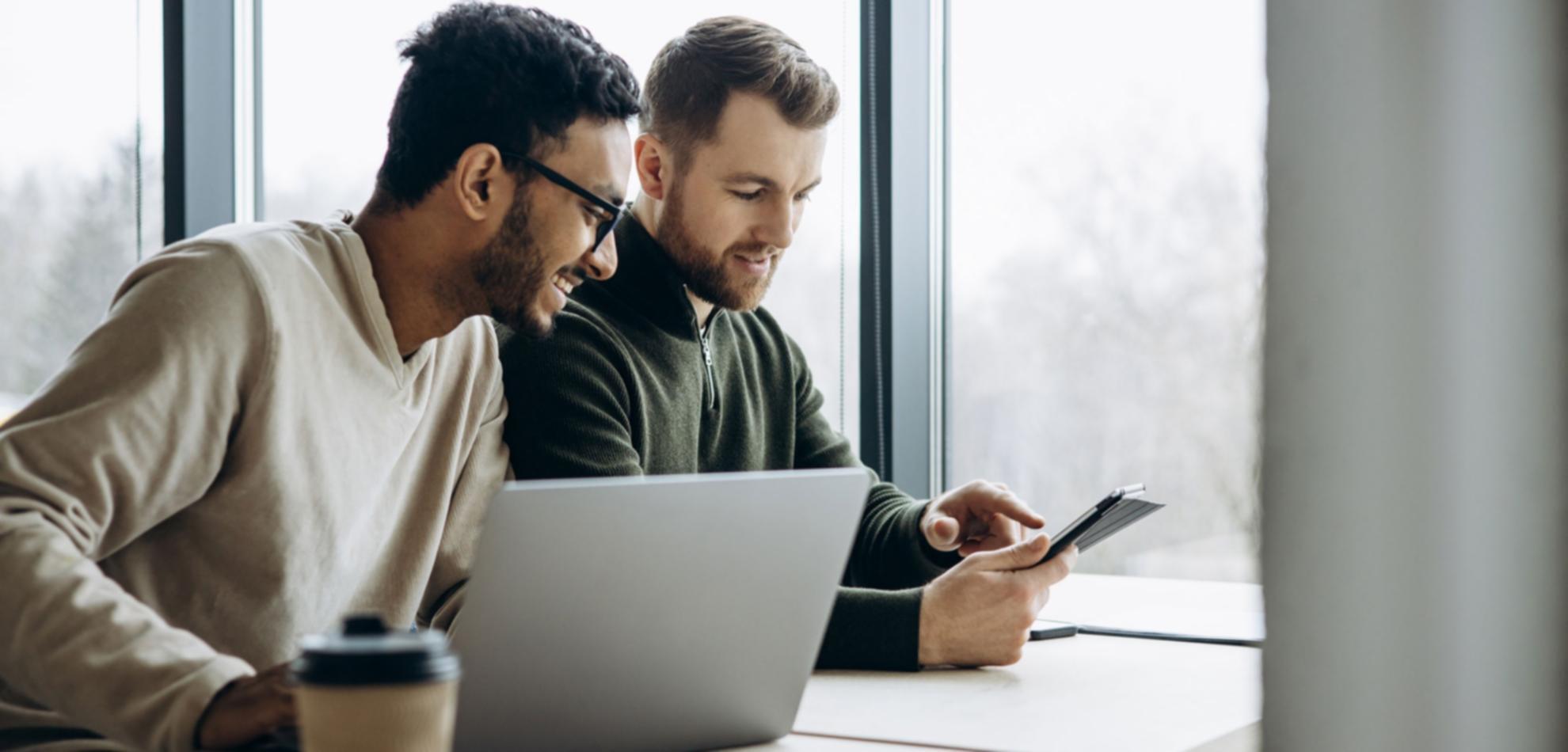 Yatırım eğitimi sırasında grafik analizi yapan katılımcılar