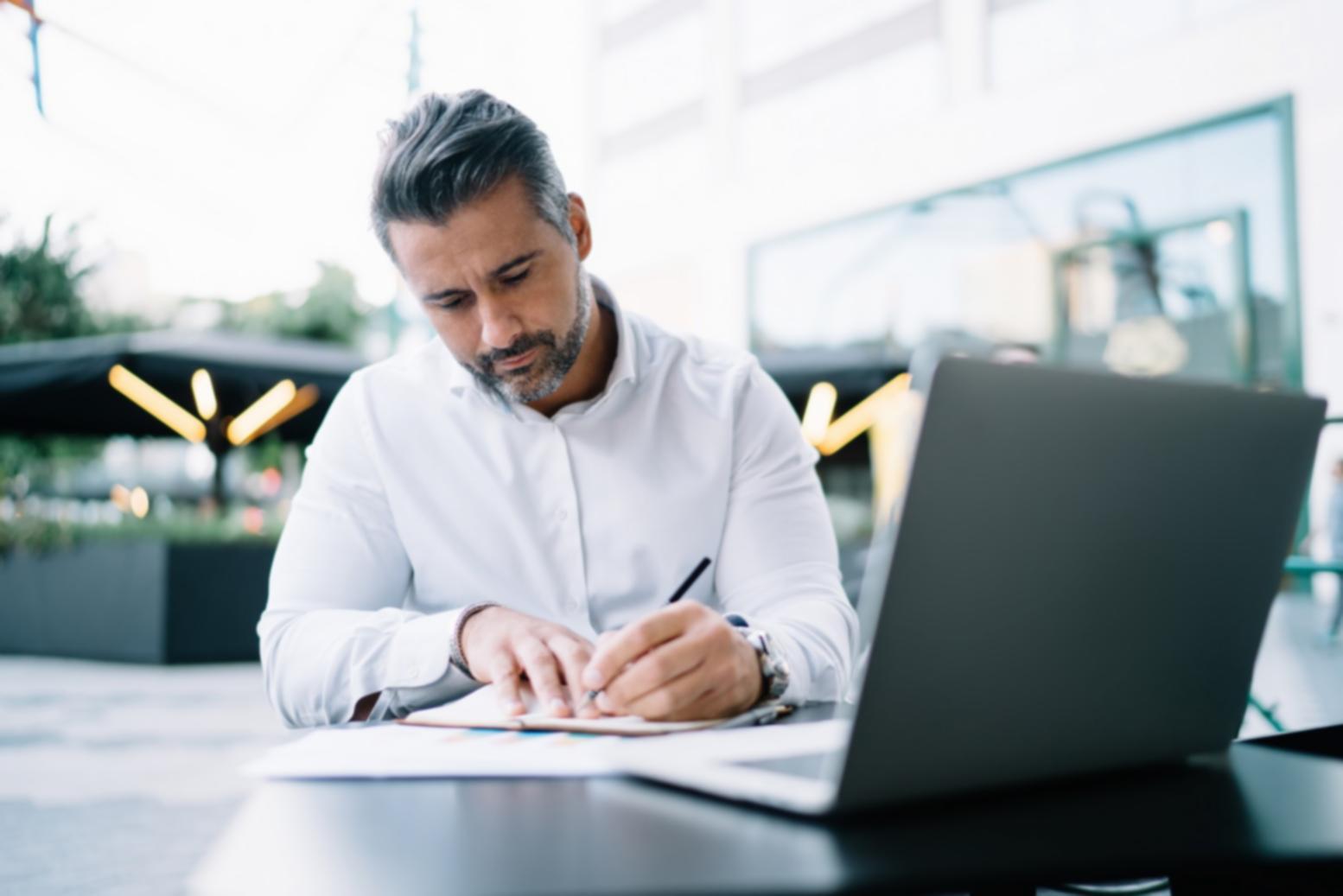 Gerçek piyasa verileriyle çalışan öğrenciler